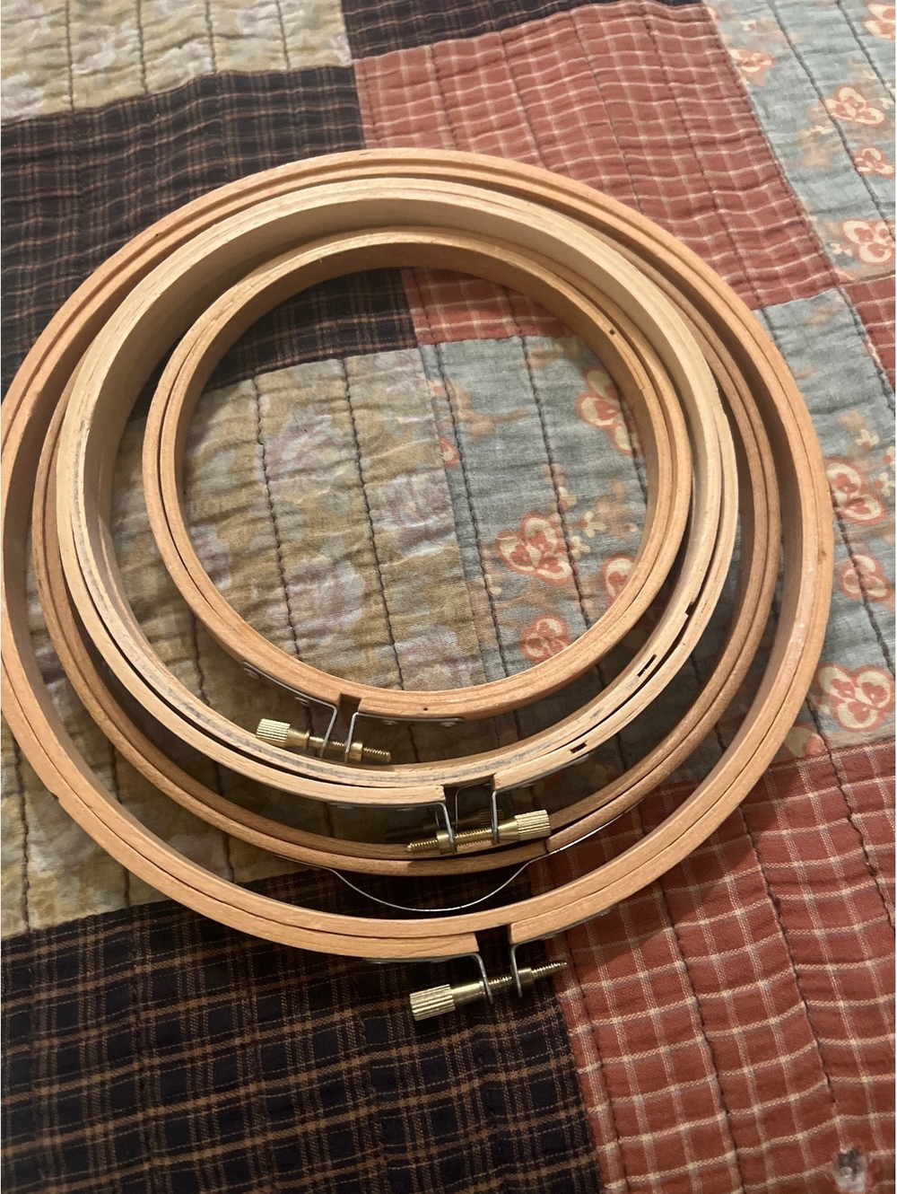 Set of 5 Wooden Embroidery Hoops with Adjustable Screws